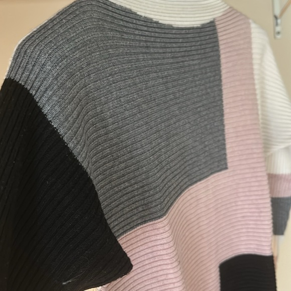 Cozy sweater, brand is Ness, size M - Picture 3 of 3